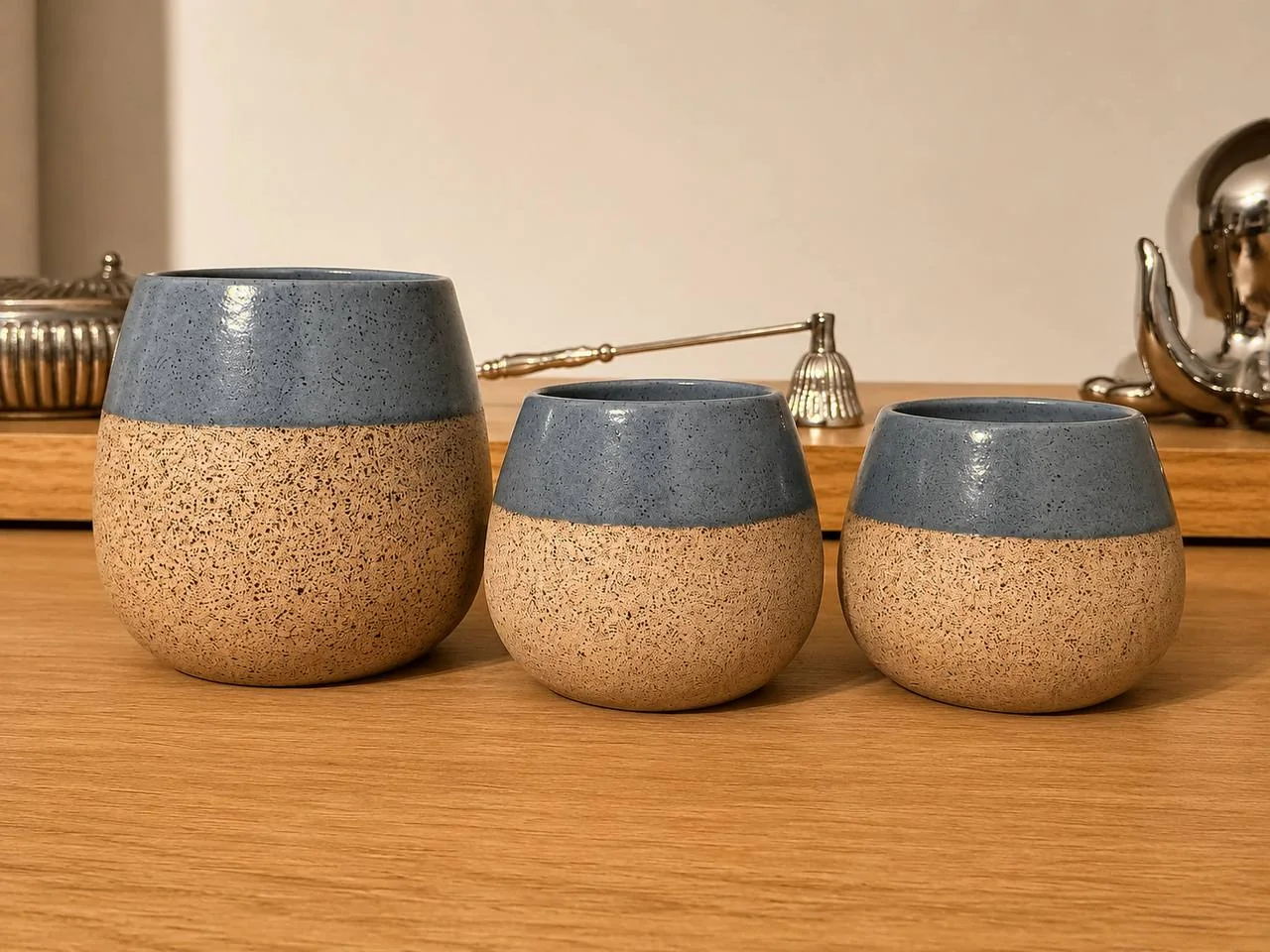 Trio de copos artesanais em cerâmica natural com esmalte azul