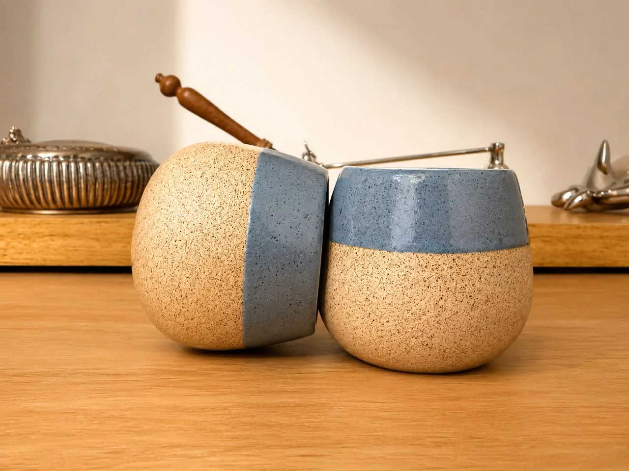 Copos artesanais em cerâmica natural com esmalte azul